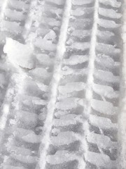 Reifenspur im Schnee