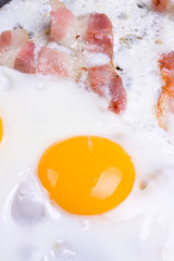 Schinken und Eier in einer Pfanne