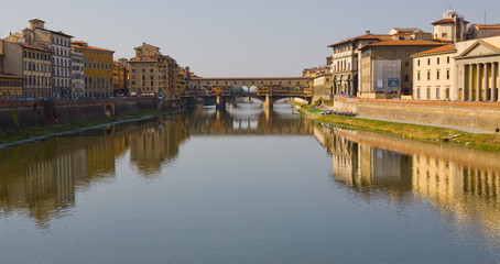 Fototapeta premium Bridge and Buildings along the Arno River