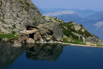 Fototapeta premium Lac Crozet : une cabane au bord du lac