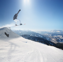 Fototapeta na wymiar Skoki snowboarder