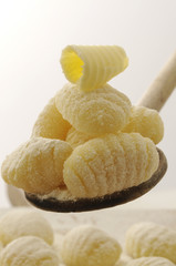 Gnocchi di patate crudi con ricciolo di burro
