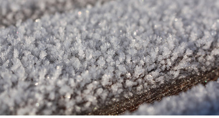 Eiskristalle an einem sonnígen Wintertag