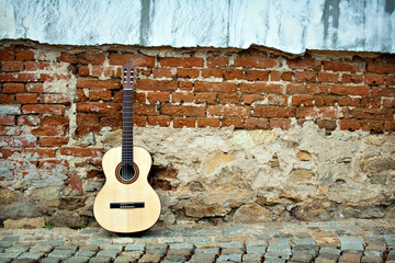 Fototapeta na wymiar Hiszpańska gitara na ścianie starych, kopia rozmieszczone.