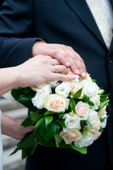 Obraz na płótnie Canvas Couples hand with wedding rings