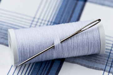 weißes Garn mit Nadel