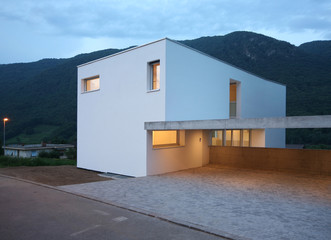 maison moderne le soir