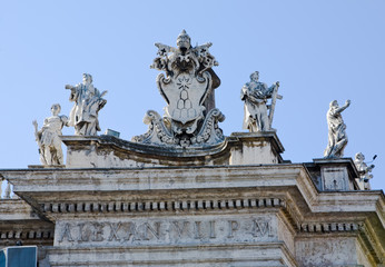 Fototapeta na wymiar St. Peter's Square Statues