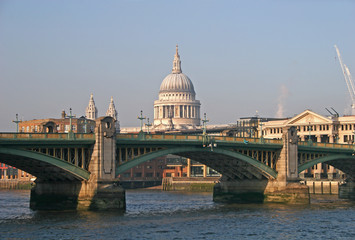 Fototapeta na wymiar St Pauls cathedral and Southwark bridge