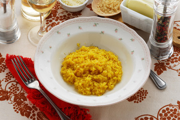 Risotto con lo zafferano alla milanese - Primi Lombardia