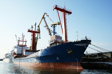 Fototapeta premium The ship in port under loading