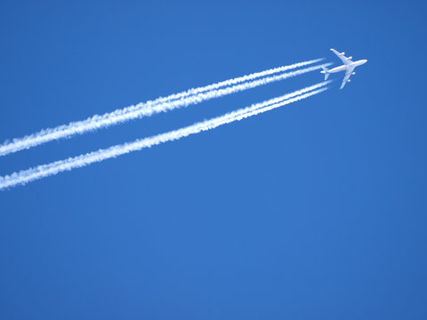 Flugzeug mit Kondensstreifen