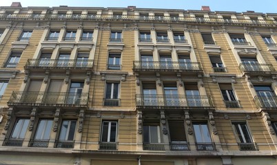 Obraz premium façade d'immeuble urbain