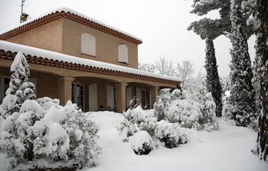 Maison individuelle sous la neige