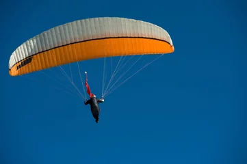 Selbstklebende Fototapete Luftsport Parapendio con cielo azzurro