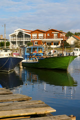 Fototapeta na wymiar kolorowe pinasses Bassin d'Arcachon