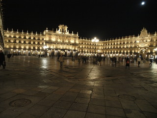 Obraz na płótnie Canvas Vida nocturna en la Plaza Mayor de Salamanca (España)