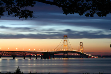 Fototapeta na wymiar Oświetlony most wiszący