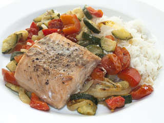 Lachsschnitte auf Gemüsebett