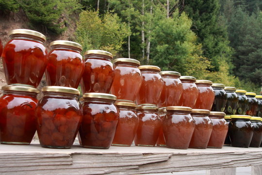 Ranges pots with jam