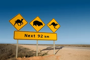 Zelfklevend Fotobehang Waarschuwingsbord voor kangoeroes, wombat en kameel Australië © John White Photos