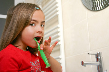 enfant se brossant les dents