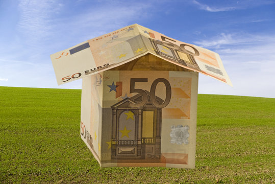 casa di soldi sul prato