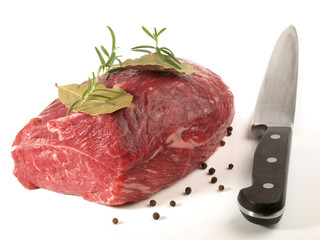 Roher Rinderbraten mit Messer