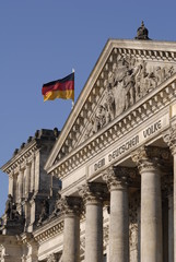 DEM DEUTSCHEN VOLKE. Deutscher Reichstag mit wehender Flagge im Sonnenlicht am späten Nachmittag