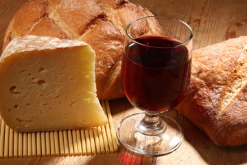 pain, fromage et vin rouge