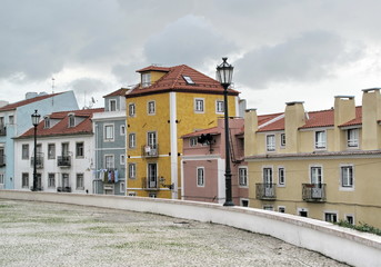 Fototapeta na wymiar Domy wokół placu, Lizbona, Portugalia.