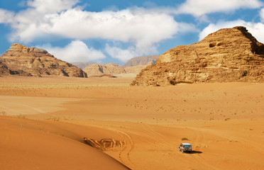 jeep car in desert