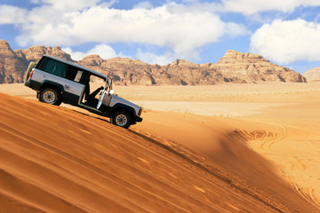 Fototapeta na wymiar Samochód jeep na pustyni