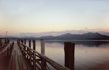 Fototapeta premium Bootssteg in der Dämmerung