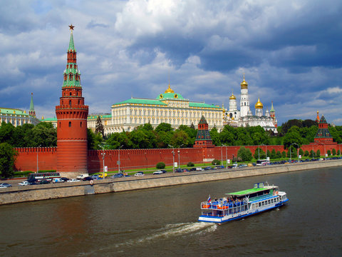 Moscau.Kremlin.River Moscau.Steamer.