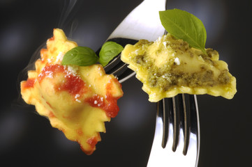Ravioli al sugo di pomodoro e pesto alla genovese