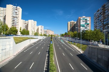 Fototapeta na wymiar dwa sposoby drogowego w mieście
