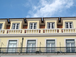 Fototapeta na wymiar Górne piętra z balkonu, Lizbona, Portugalia.