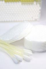Fototapeta na wymiar produkty do pielęgnacji skóry bawełny podkładki bawełniane waciki