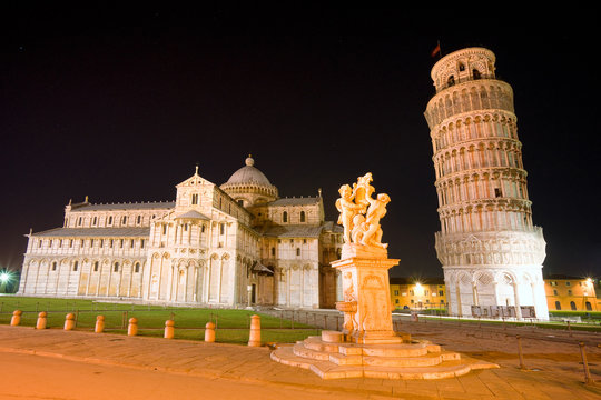 Pisa, the leaning tower and Piazza dei miracoli by night.