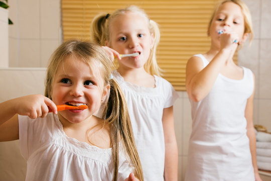Abendroutine - drei Schwestern putzen Zähne