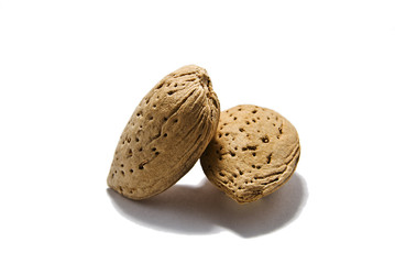 Dos almendras maduras