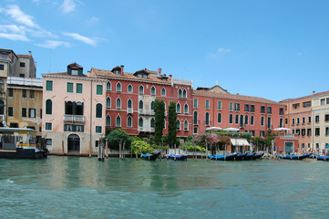 Fototapeta na wymiar grand canal in center of Venice
