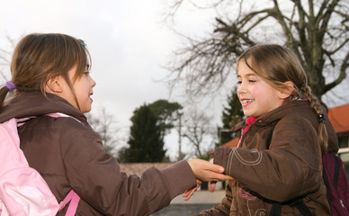 fillettes amies jouant dans la cours