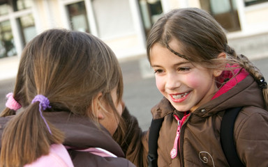 fillette joyeuse dans la cours de récré