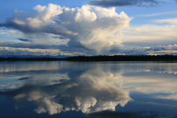 Spektakuläre Wolken an einem See in Alaska - USA