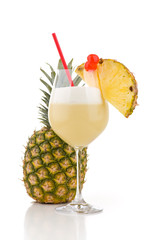 Pina Colada vor ganzer Ananas