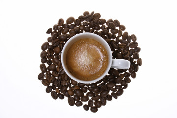 Chávena de café rodeada de grãos, tirada em fundo branco