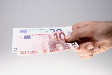 Homem pagando a conta com duas notas de euro