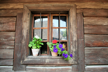 Fototapeta na wymiar Blumenfenster eines Bauernhofes